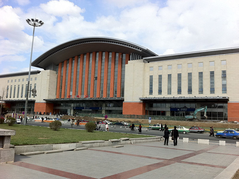 The main railway station at Jilin, seen in 2011. Photo credit: 阳之下光. Licenced under Creative Commons Attribution-Share Alike 3.0.